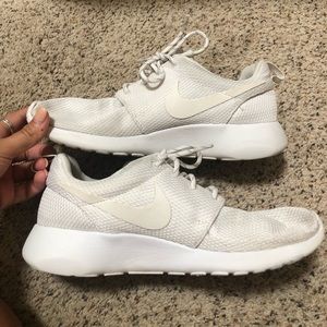 White nike roshe